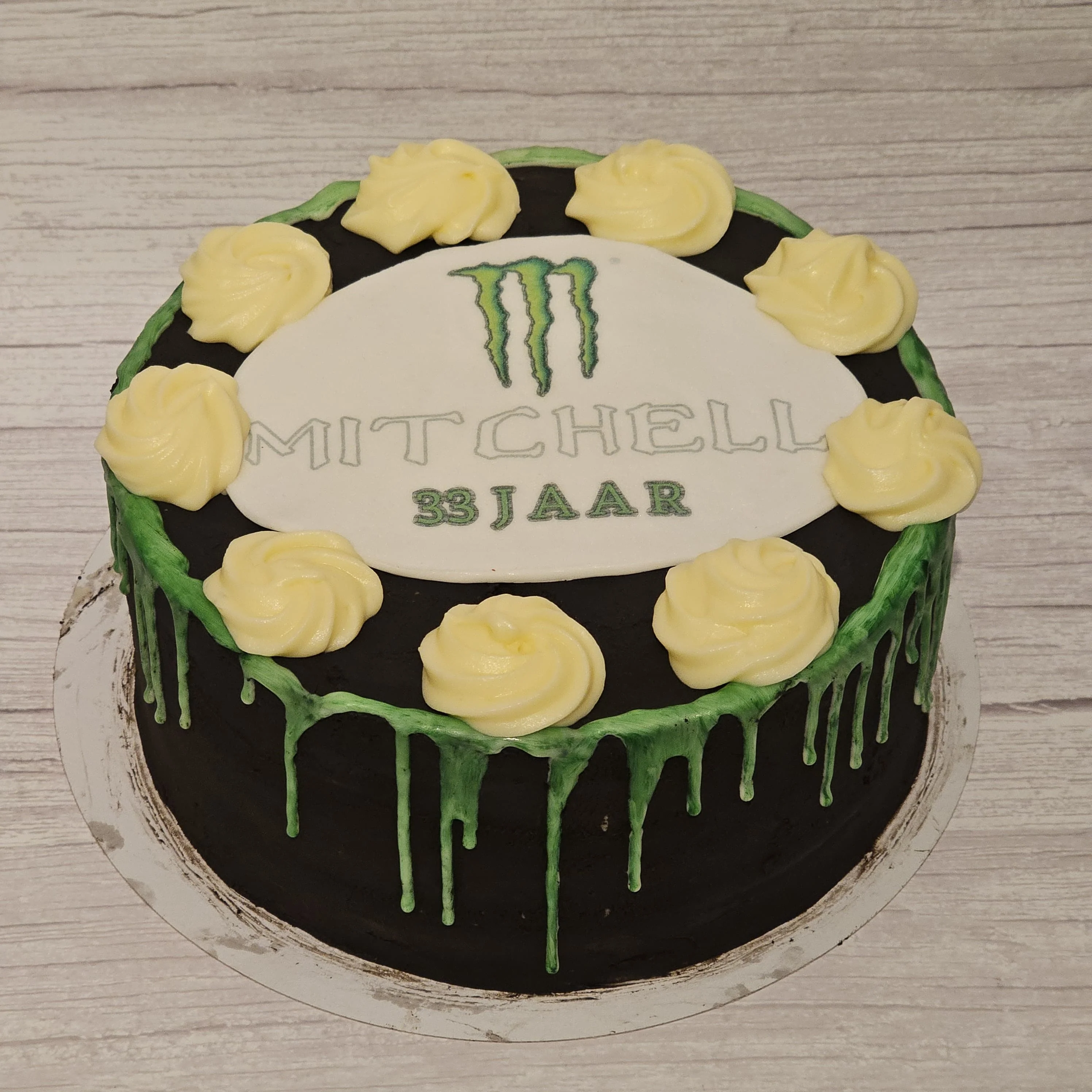 Hazelbakt Verjaardags taart met Monster energie thema